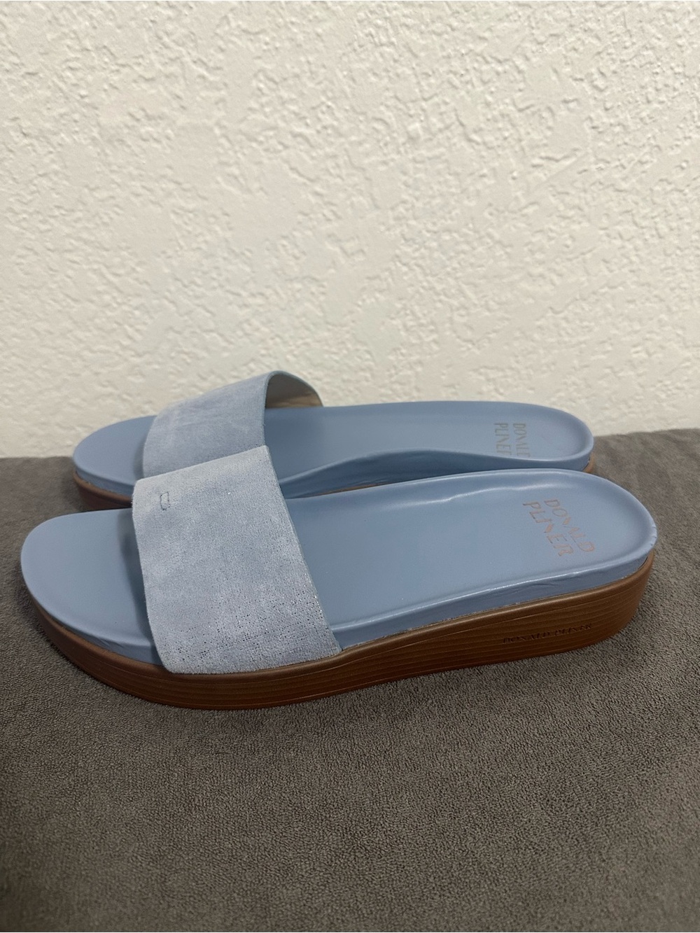 Donald J Pliner blue slides